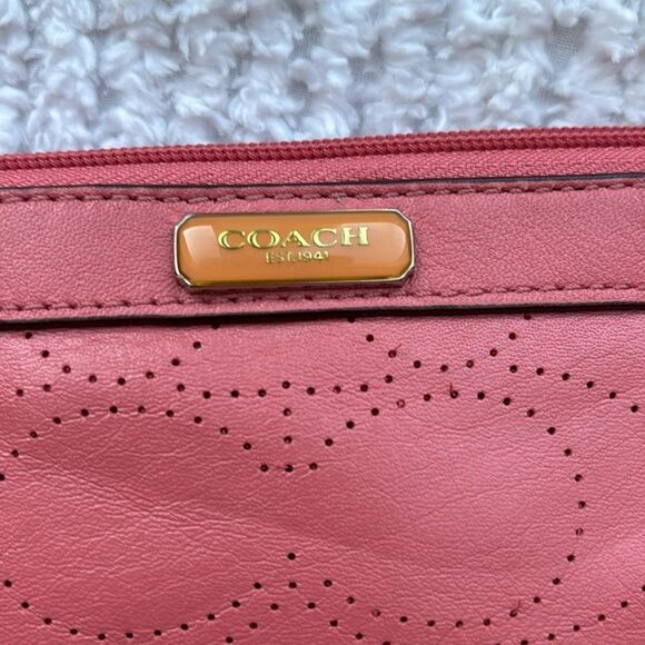Coach F47330‎ Perforated pink Leather Wristlet wallet purse clutch - Picture 4 of 14